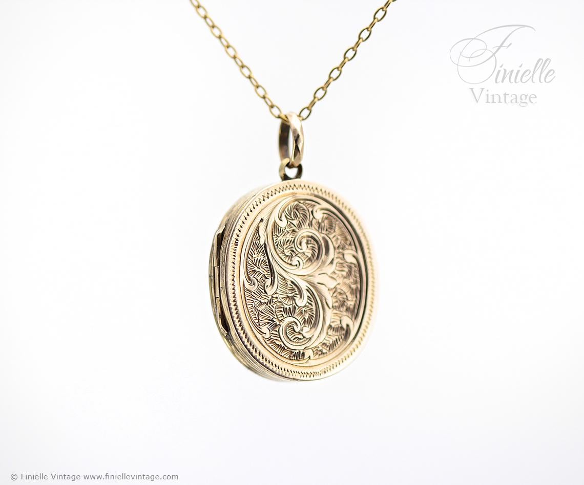 1940s Leaf Engraved Locket Necklace – 14ct Rolled Gold Oval Pendant – Photo Locket on 18ct Gold Plated Chain – Vintage Jewelry Gift