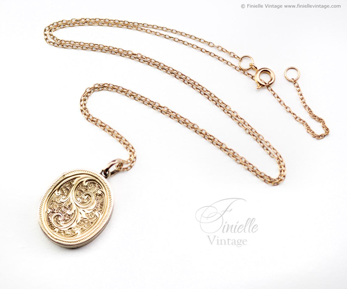 1940s Leaf Engraved Locket Necklace – 14ct Rolled Gold Oval Pendant – Photo Locket on 18ct Gold Plated Chain – Vintage Jewelry Gift