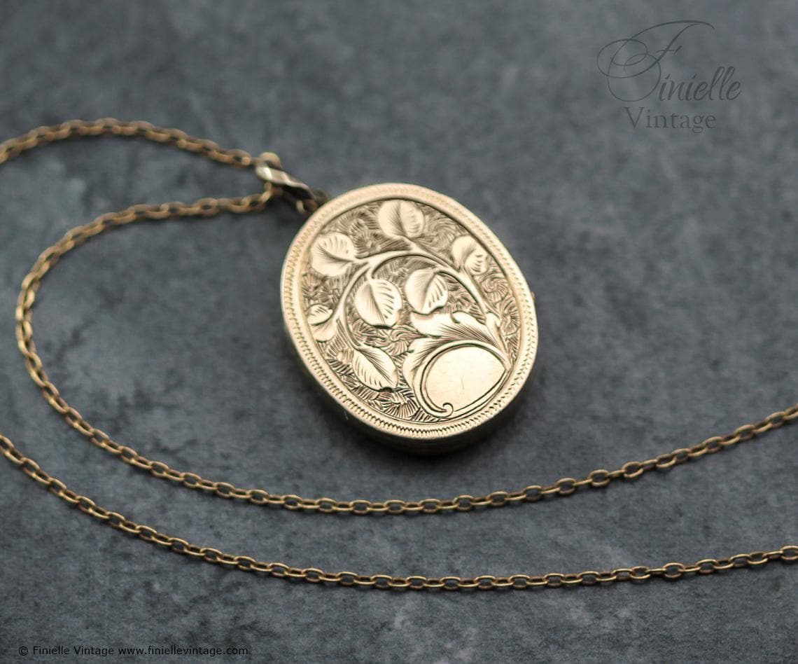 1940s Leaf Engraved Locket Necklace – 14ct Rolled Gold Oval Pendant – Photo Locket on 18ct Gold Plated Chain – Vintage Jewelry Gift