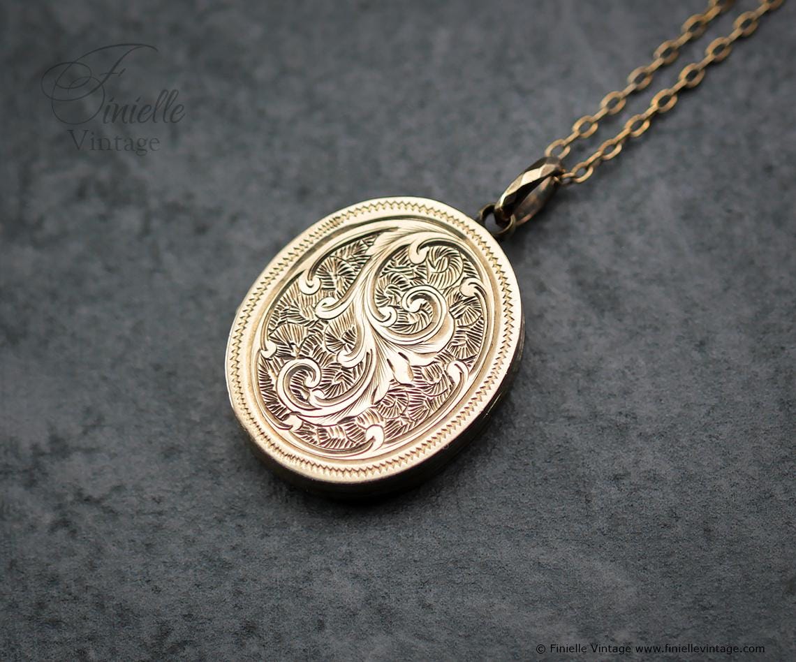 1940s Leaf Engraved Locket Necklace – 14ct Rolled Gold Oval Pendant – Photo Locket on 18ct Gold Plated Chain – Vintage Jewelry Gift