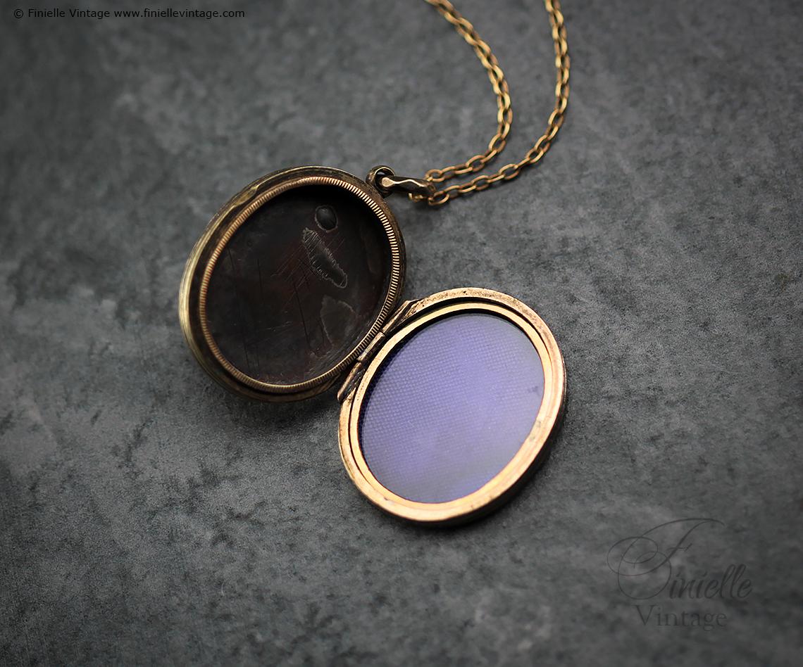 1940s Leaf Engraved Locket Necklace – 14ct Rolled Gold Oval Pendant – Photo Locket on 18ct Gold Plated Chain – Vintage Jewelry Gift