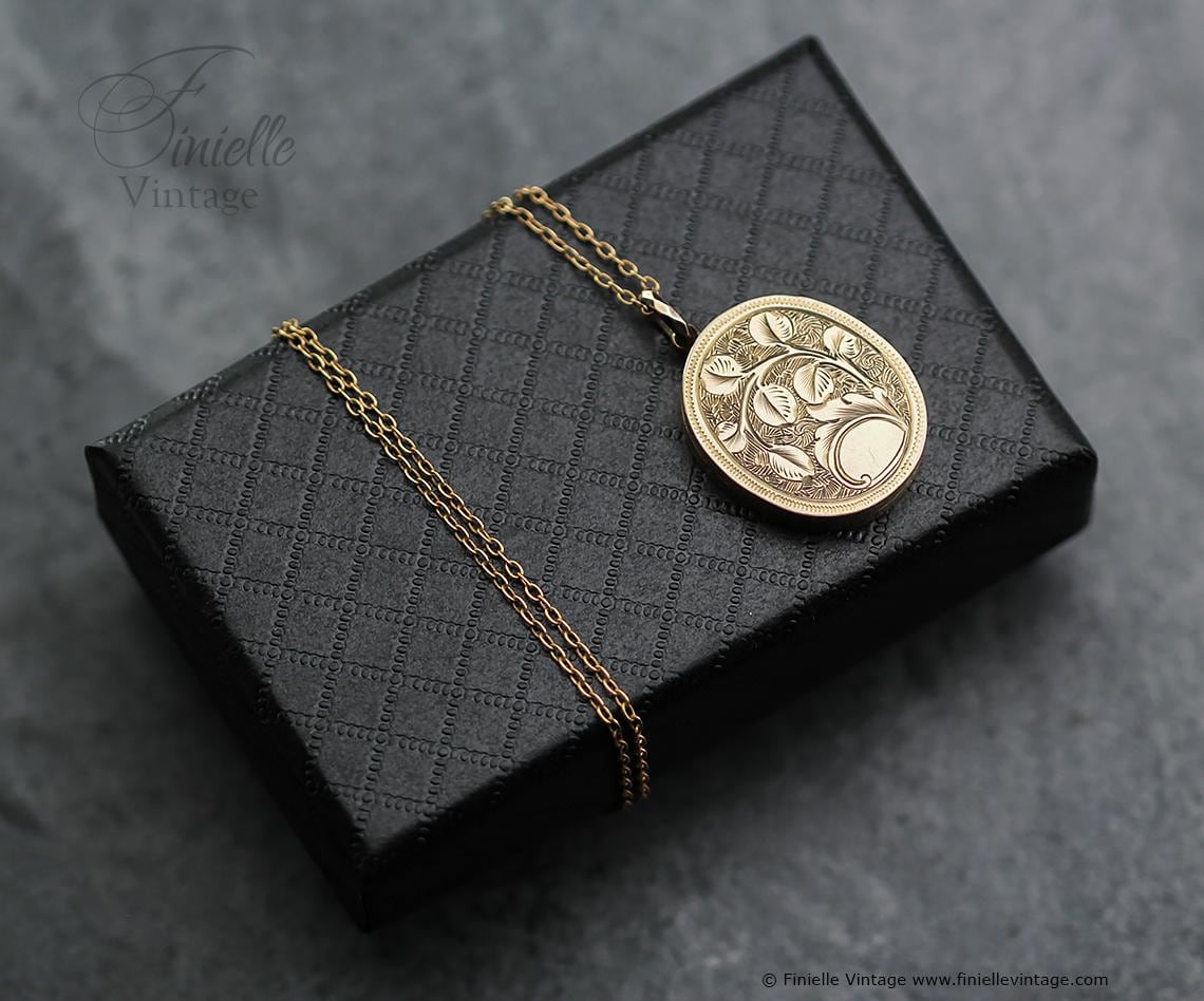 1940s Leaf Engraved Locket Necklace – 14ct Rolled Gold Oval Pendant – Photo Locket on 18ct Gold Plated Chain – Vintage Jewelry Gift