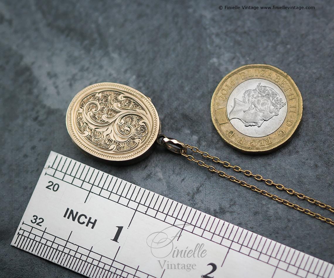 1940s Leaf Engraved Locket Necklace – 14ct Rolled Gold Oval Pendant – Photo Locket on 18ct Gold Plated Chain – Vintage Jewelry Gift