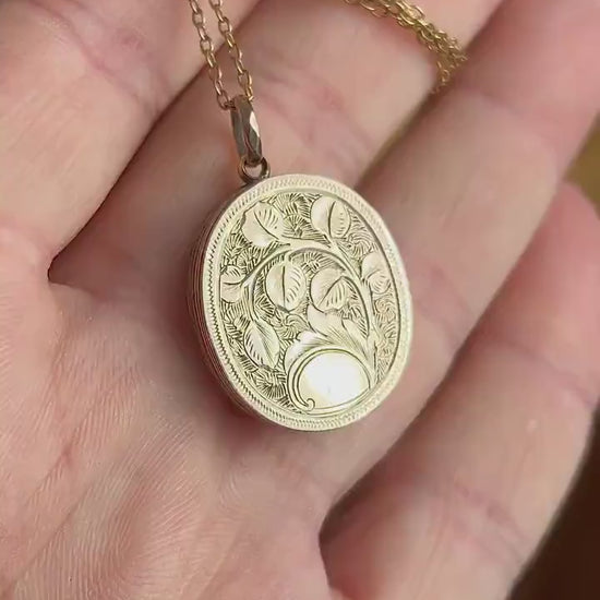 1940s Leaf Engraved Locket Necklace – 14ct Rolled Gold Oval Pendant – Photo Locket on 18ct Gold Plated Chain – Vintage Jewelry Gift