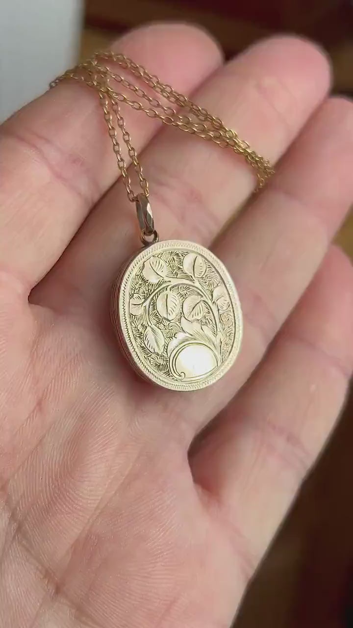 1940s Leaf Engraved Locket Necklace – 14ct Rolled Gold Oval Pendant – Photo Locket on 18ct Gold Plated Chain – Vintage Jewelry Gift
